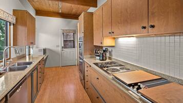 Coffee/tea maker, cookware/dishes/utensils