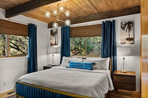 2 bedrooms, desk, iron/ironing board, travel crib - 146A Lake Drive · Stunning Views, Fireplace, Two Private Suites (Sedona)