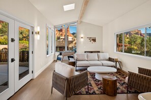 Fernseher, Kamin, Tischfußball, Bücher