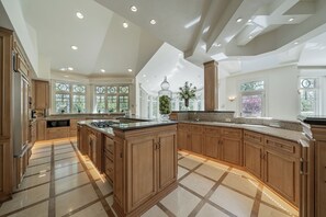 Fridge, microwave, oven, stovetop - Luxurious Riverfront, Indoor Golf, Gym, Nature paradise (Kaukauna)