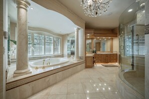 Hair dryer, towels, soap, toilet paper - Luxurious Riverfront, Indoor Golf, Gym, Nature paradise (Kaukauna)