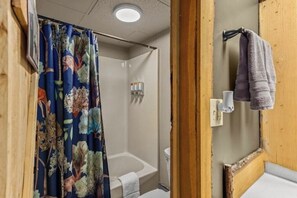 ヘアドライヤー、タオル、石鹸、トイレットペーパー