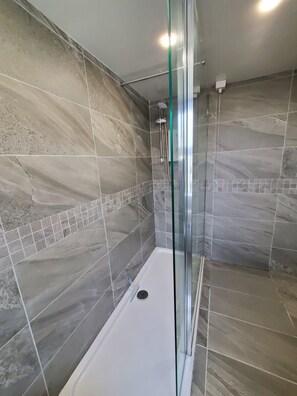 Dusche, Haartrockner, Handtücher, Seife