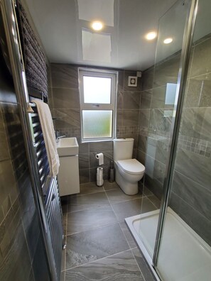 Shower, hair dryer, towels, soap - The Cottage at The Burren Tyrella - your coastal base for the Mourne country. (Downpatrick)