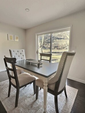 Dining - Taurean Vines Guest house (Keremeos)