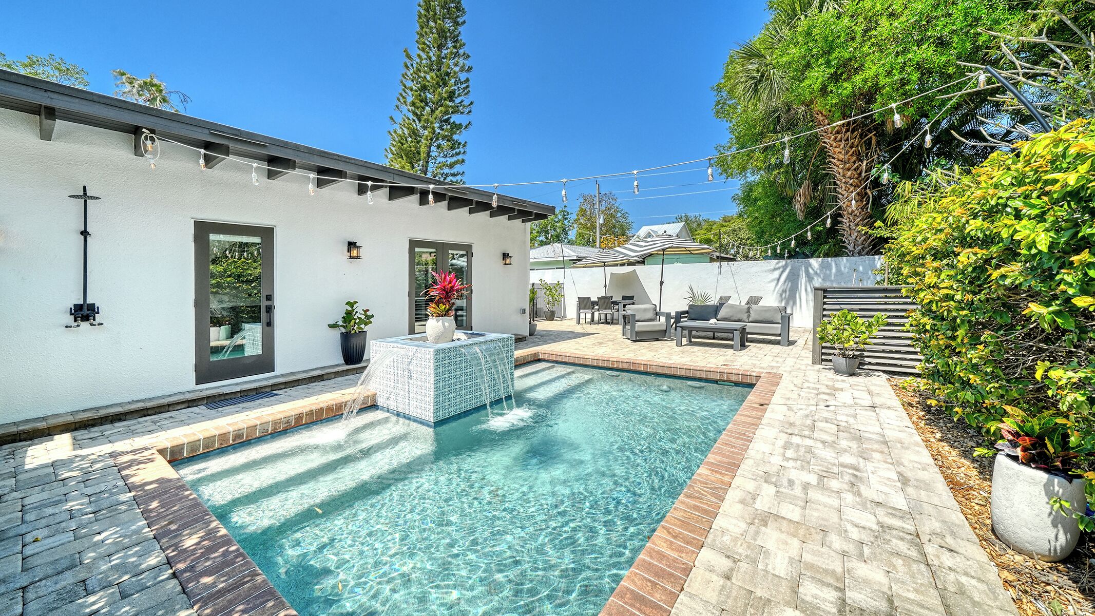 Utendørsbasseng og et oppvarmet basseng