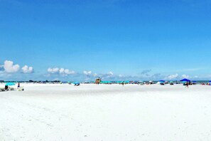 Solstolar och strandhanddukar