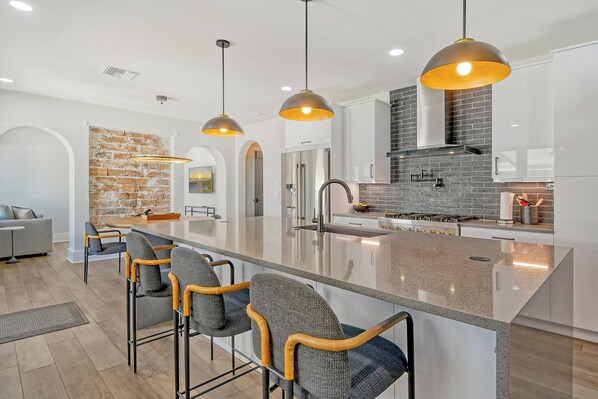 Kylskåp, mikrovågsugn, ugn och spishäll