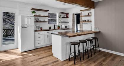 Creekside Cabin: Nestled in Woods, 30M Nashville