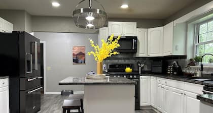 Charming Franklin Home – Noon Check-In & Check-Out, 2 Living Rooms, One Level