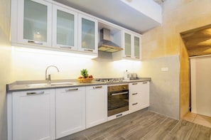 Oven, stovetop, coffee/tea maker, electric kettle