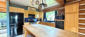 Lovely cabin in town with a great view in charming Homer Alaska. Pet friendly.