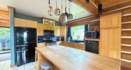 Lovely cabin in town with a great view in charming Homer Alaska. Pet friendly.