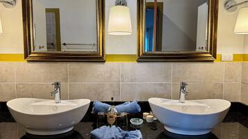 Suihku, ympäristöystävälliset hygieniatuotteet, hiustenkuivaaja