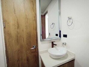 タオル、トイレットペーパー