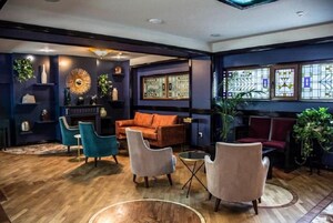 Uma área de estar com lareira, assentos e elementos decorativos.