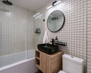 Secadora de cabello, toallas, jabón, papel de baño