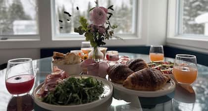 Charming 3-bedroom chalet with Hot Tub / BBQ / Fireplace / AC in Flesherton