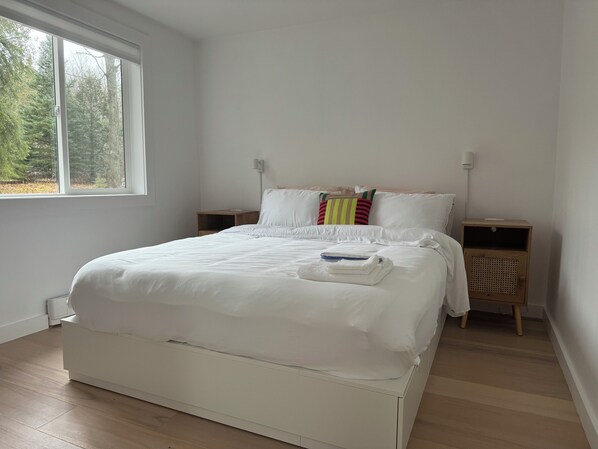 3 bedrooms, iron/ironing board, WiFi, bed sheets