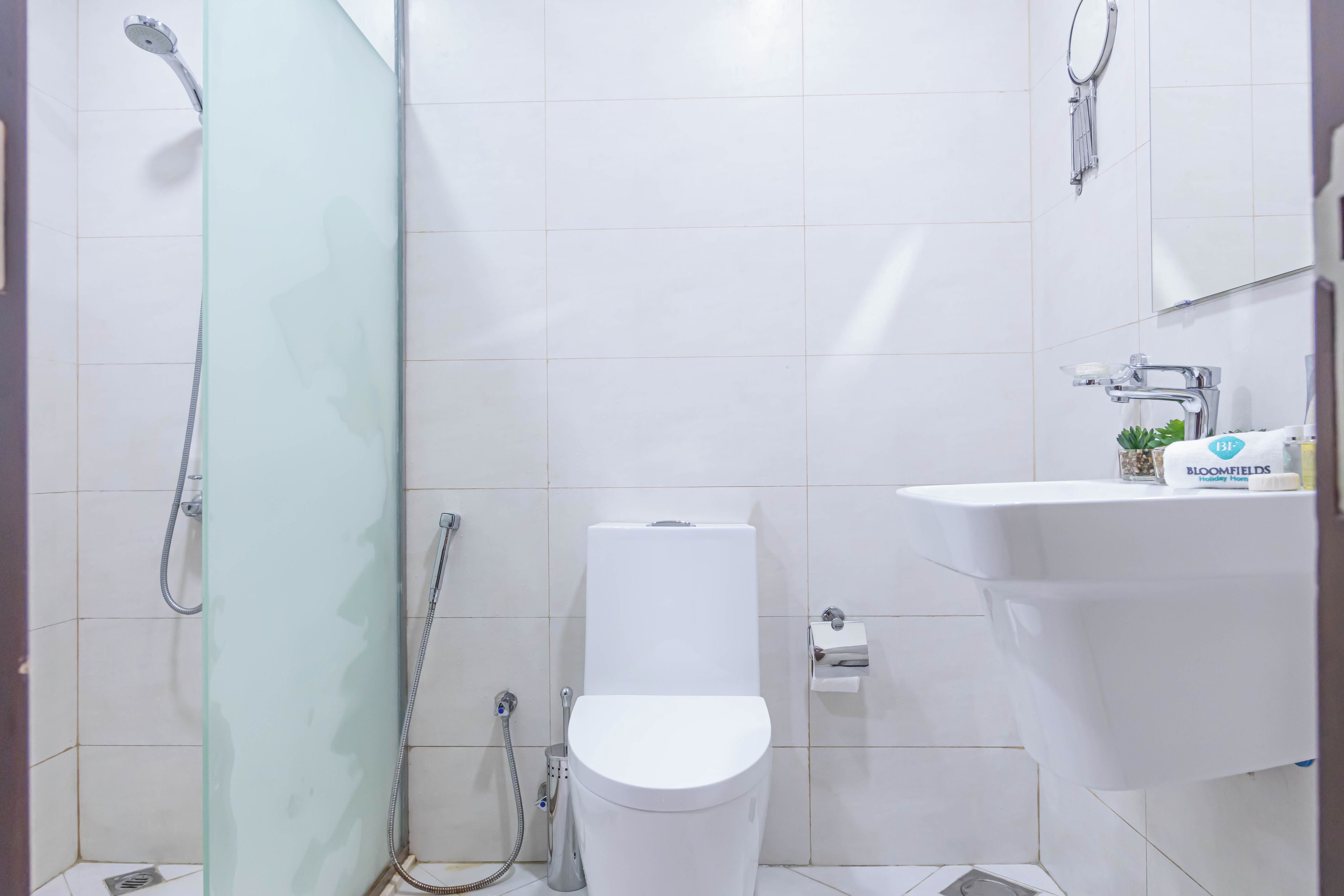 Un baño con ducha, inodoro y lavamanos.