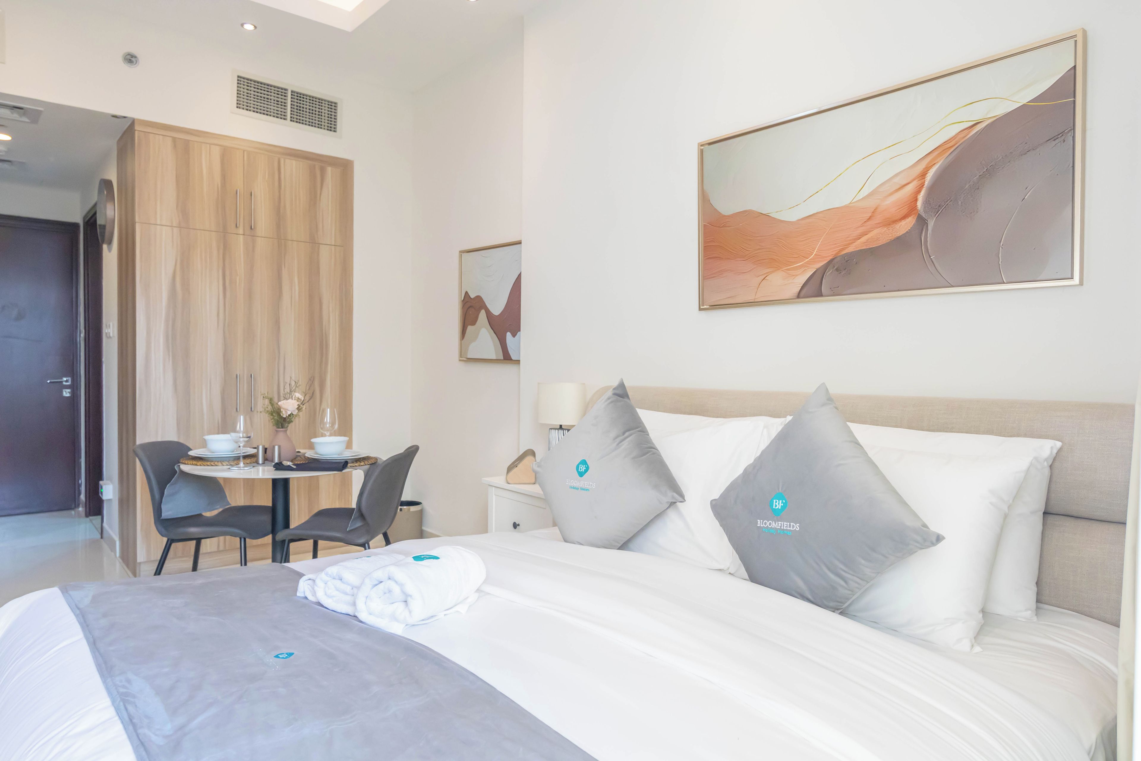 Ein Hotelzimmer mit einem Bett, einem Schreibtisch und einem Sessel.