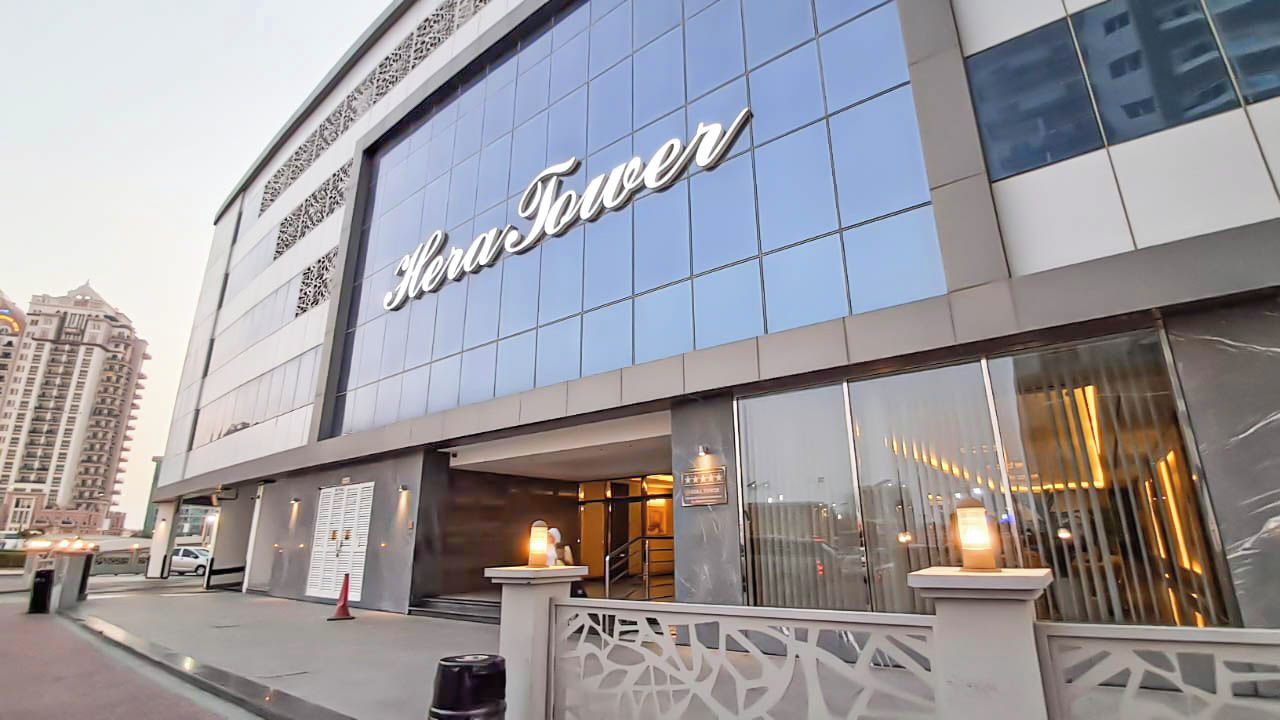 Un hôtel doté d’une façade moderne, de grandes fenêtres et d’une entrée imposante.