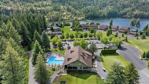 Ein Resort mit Swimmingpool, mehreren Gebäuden und Seeblick.