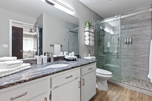 Shower, hair dryer, towels, soap - Charming 2-bedroom condo on TLV Golf Course in Beautiful Rathdrum Idaho (Rathdrum)