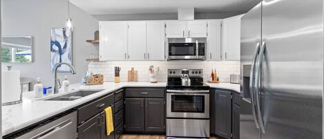 Refrigerador, microondas, horno y parrilla de estufa