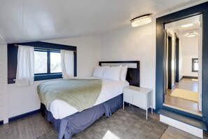 3 habitaciones, escritorio y tabla de planchar con plancha