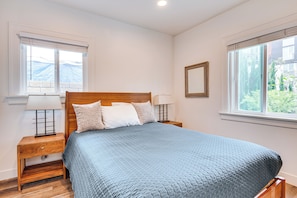 1 bedroom, desk, Internet, bed sheets - Home 1 Mi to DTLA: Room to Work & Relax! (Los Angeles)