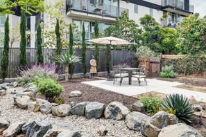Outdoor dining - Home 1 Mi to DTLA: Room to Work & Relax! (Los Angeles)