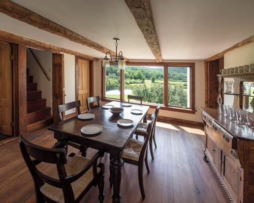 Charming 4-bedroom farmhouse with WiFi, AC in Enchanting Middletown Springs