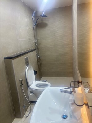 Een douche, handdoeken, zeep, shampoo