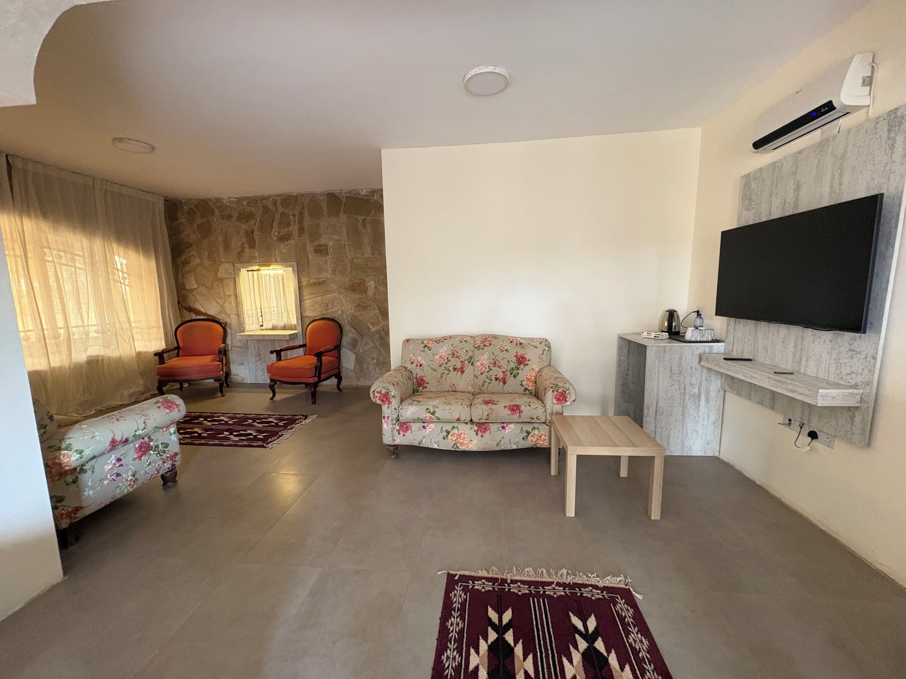 Habitación triple, vista al jardín | Escritorio, espacio para trabajar con laptop y wifi gratis 