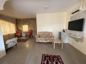 Tremannsrom, hageutsikt | Skrivebord, skrivebord for bærbar PC og wi-fi (inkludert)