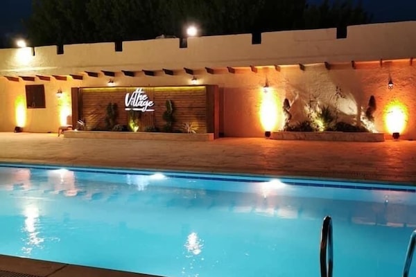 Una piscina al aire libre de temporada