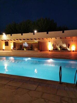 Una piscina al aire libre de temporada