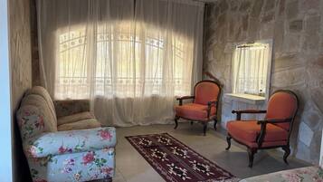 Driepersoonskamer, uitzicht op tuin | Een bureau, een laptopwerkplek, gratis wifi