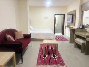 Desk, laptop workspace, free WiFi - Qastal Zaman (Amman)