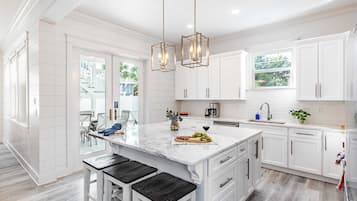 House (5 Bedrooms) | Private kitchen | Fridge, microwave, oven, stovetop