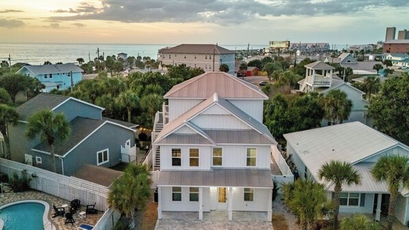 A coastal residential area with houses, a swimming pool, and a view of the ocean. - Modern 5bdr w/ Private Pool, 2 min Walk to the Beach! Montoute by Avantstay (Panama City Beach)