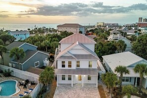 A large house with a swimming pool, surrounded by other houses and palm trees. - Modern 5bdr w/ Private Pool, 2 min Walk to the Beach! Montoute by Avantstay (Panama City Beach)