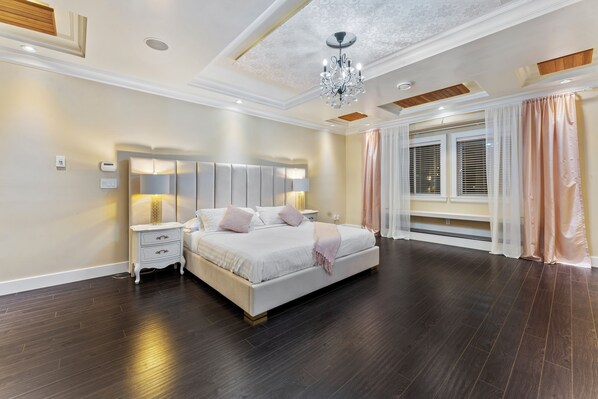 6 bedrooms, desk, iron/ironing board, travel cot