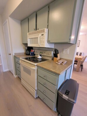 Réfrigérateur, four à micro-ondes, un four, surface de cuisson