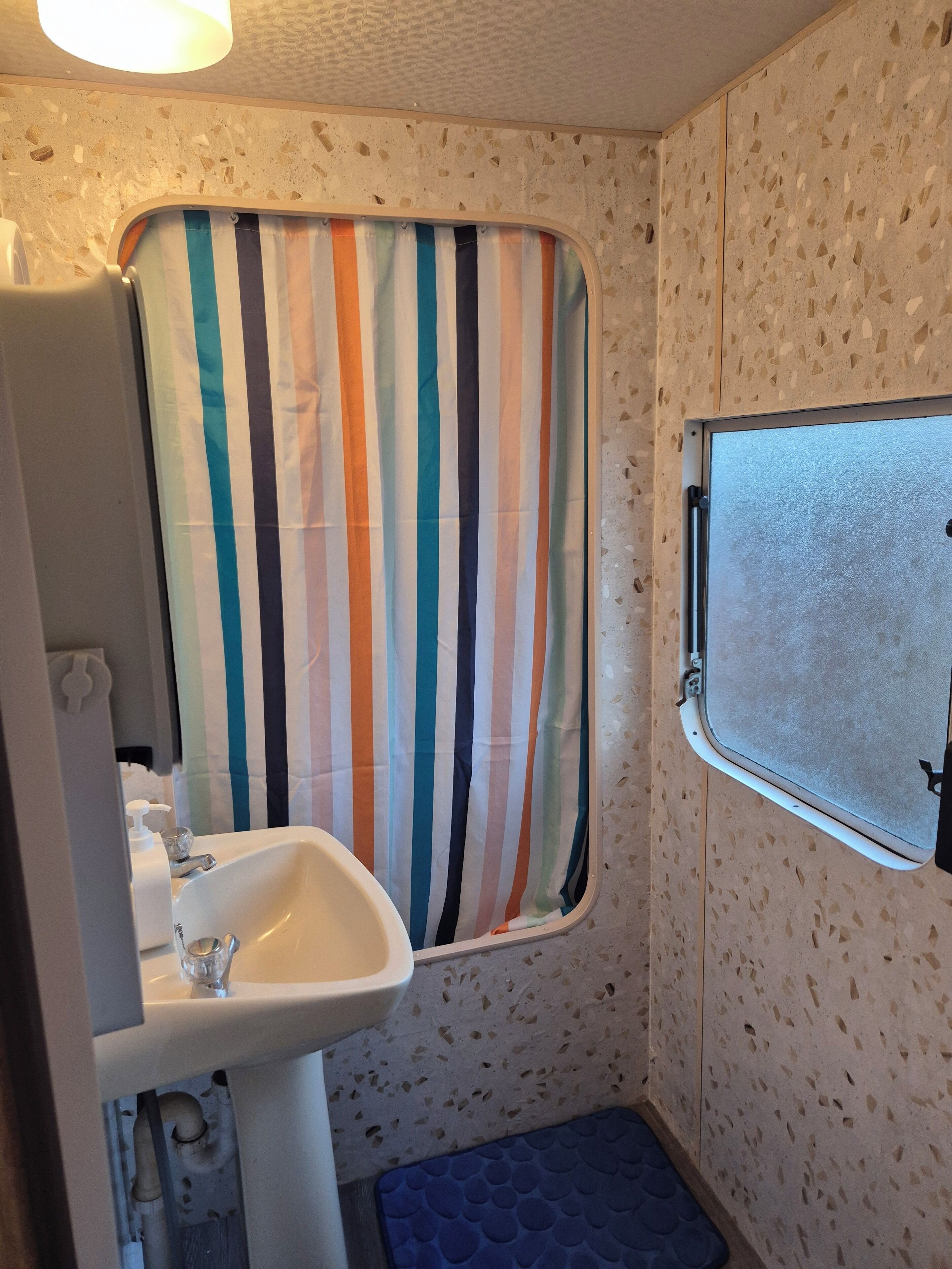Dusche, Haartrockner, Handtücher, Toilettenpapier