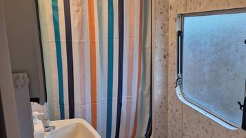 Dusche, Haartrockner, Handtücher, Toilettenpapier