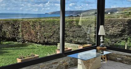 Facing Vauville sandy beach and sunset, your family garden retreat. Pet friendly