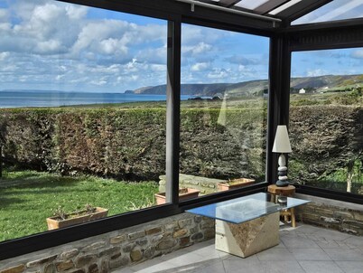 Facing Vauville sandy beach and sunset, your family garden retreat. Pet friendly