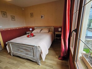 4 habitaciones, tabla de planchar con plancha, wifi y ropa de cama 